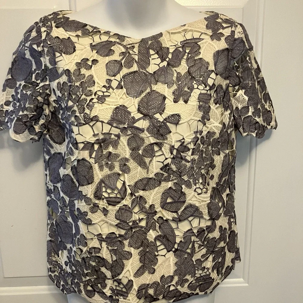 Tory Burch Size 2 Gray Ivory Floral Lace Short Sleeve Lined‎ Blouse Top Shirt
